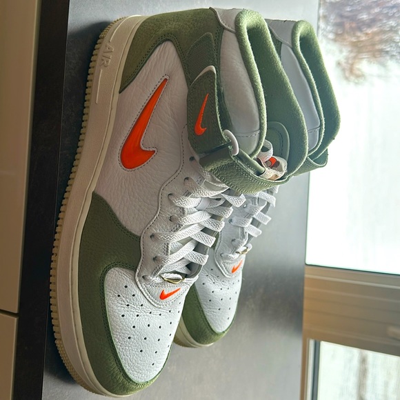 NIKE AIR FORCE 1 MIDS QS SIZE 12 BRSND NEW WITH BOX , GREEN AND WHITE - Picture 1 of 3